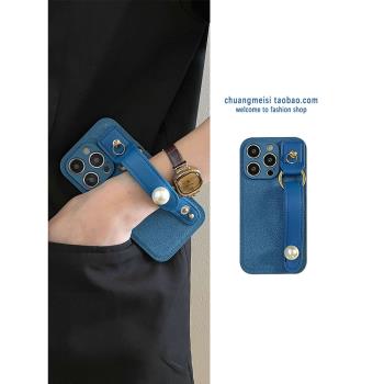 小眾復古皮紋藍色珍珠腕帶適用於iphone14promax手機殼蘋果13簡約12pro女款11高階感xs/xr防摔保護套8plus