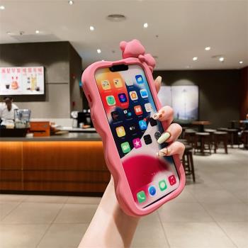 立體趴趴草莓熊適用蘋果13手機殼iphone14promax加厚12高出螢幕11防摔十四por卡通可愛矽膠適用新款15保護套