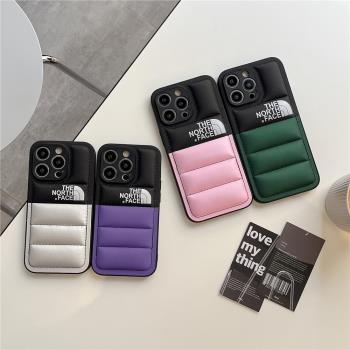 潮牌簡約北面羽絨服適用iPhone15Promax手機殼蘋果14手機殼ip13矽膠防摔12pm鏡頭全包11情侶保暖秋冬季保護套