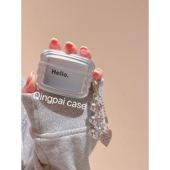 輕派適用airpods3保護套銀色英文愛心掛墜airpodspro2耳機套3代高級感蘋果無線藍芽airpods4/2軟殼耳機盒三代