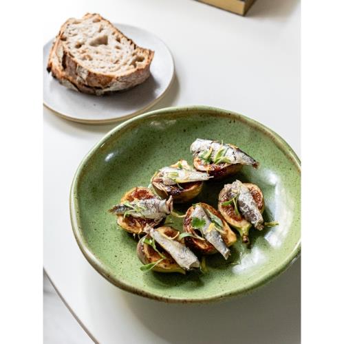 目外新款陶瓷盤手捏感不規則8.5英寸湯盤餐廳高級感菜盤子加厚