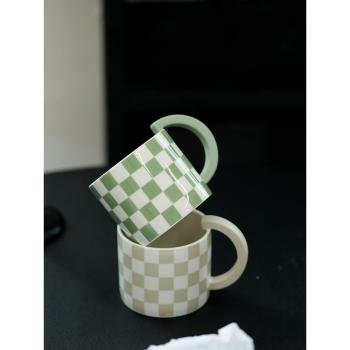 棋盤格咖啡杯 ins風陶瓷杯 復古拉花杯 現代馬克杯簡約茶杯 300ml