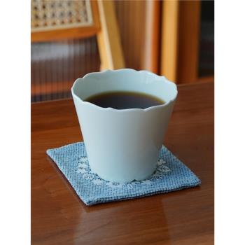 然而家 景德鎮陶瓷花口杯簡約拿鐵手握杯拉花杯花邊純色咖啡杯