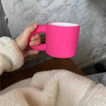 【嶼柒】北歐ins陶瓷玫紅色胖胖馬克杯情侶咖啡杯女生棋盤格水杯
