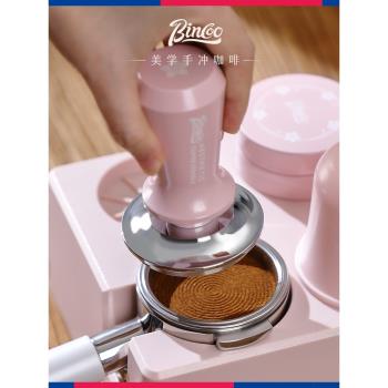 Bincoo咖啡粉色壓粉器布粉器桃花系列套裝壓粉底座手柄置物架58mm