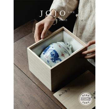 JOJOS L. PD.bestow.茶葉罐仿古青花太湖石陶瓷木蓋禮盒裝 |誦賦