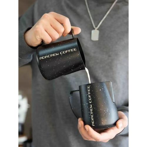 ADACREW 太空人2.0 星空黑 720ml 烤漆 咖啡拉花缸 壓紋 大圓嘴