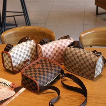 2023新品簡約棋盤格手機包休閑大容量小方包女士收納包小包