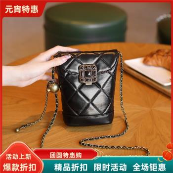 時尚真皮鏈條手機包小香2024新款菱格寶石小金球單肩小牛皮女包