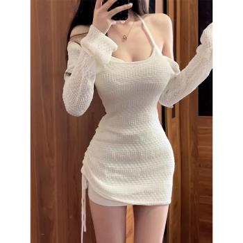 純欲辣妹白色掛脖吊帶連衣裙女秋法式氣質性感修身收腰包臀短裙子