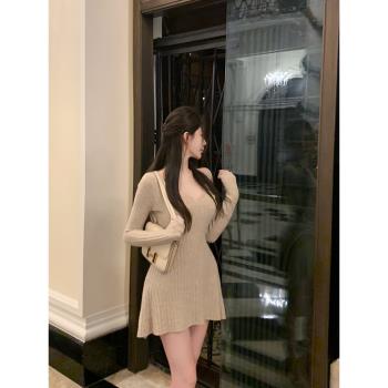 Chill巧兒 戀人未滿 杏色針織連衣裙女V領包臀長袖收腰打底短裙子