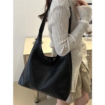 休閑復古大容量包包女2024新款流行爆款百搭洋氣單肩包超火水桶包