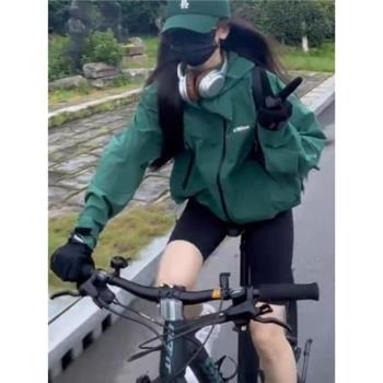 美式綠色沖鋒衣外套男女春秋款防風防水戶外運動騎行寬松連帽夾克