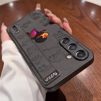 腕帶支架適用三星A55手機殼galaxyA54新款鐳射蠟筆小新samsung A15 5g卡通高階感皮質samsungA54全包防摔超薄