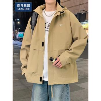 森馬男士穿搭外套2025新款戶外防風防水夾克工裝印花卡其連帽上衣