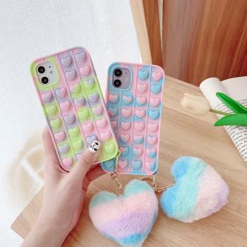 迷彩愛心毛球吊墜適用14蘋果13手機殼創意iPhone11promax矽膠xs軟殼xr全包12mini新款8plus軟7p女款se2保護套