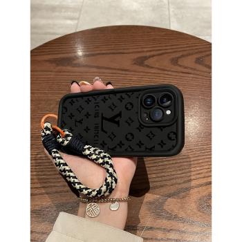 適用蘋果15pro手機殼帶掛繩高階iPhone11新款鏡頭全包13por防摔保護套奢華女12promax矽膠14plus滿屏字母圖案