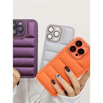 適用蘋果羽絨服14promax自帶鏡頭膜手機殼iphone13新款全包暗紫色12高階感14por網紅防摔13pm女情侶保護套潮