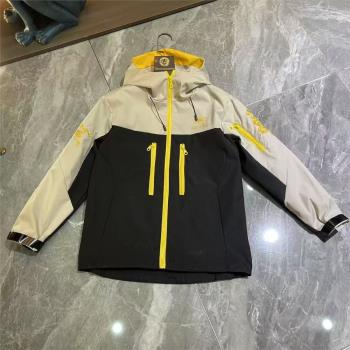 2025蛇年新款戶外沖鋒衣男士連帽登山服外套防風防水時尚刺繡夾克