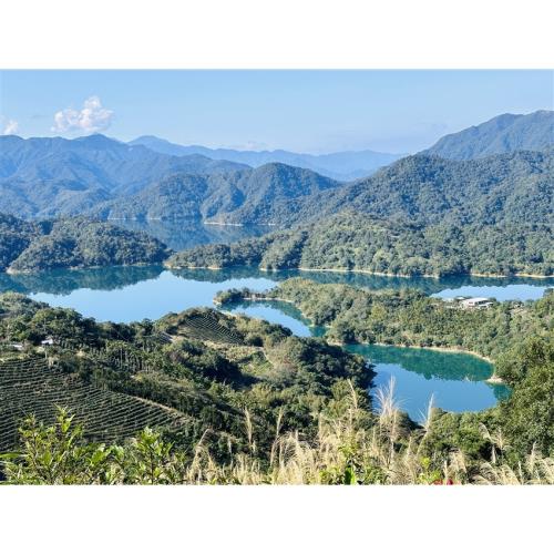 新北旅遊｜免小費.4人成行！絕美石碇千島湖.遠眺八卦茶園.秘境文山草堂品咖啡.遠離城市半日｜可包團_24BC501GGG