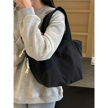 休閑通勤大容量尼龍布包包女式2024新款輕便簡約單肩包手提托特包