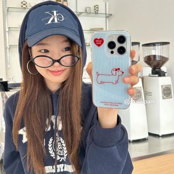 由裡公園ins可愛清新海鹽藍條紋臘腸狗15適用16pro蘋果16ProMax手機殼iPhone16全包12新款14Promax保護套13女