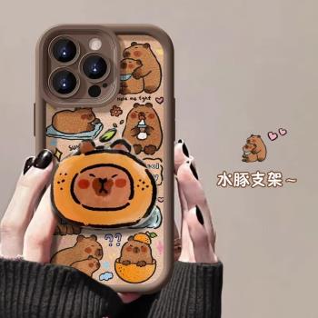 【進口軟矽膠】適用iPhone16Promax手機殼15pm彩繪水豚帶支架蘋果13Pro創意可愛小羊皮14全包防摔12套11卡通x