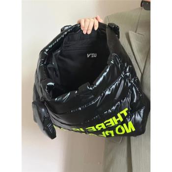 秋冬小眾高階羽絨服包包2025新潮字母酷颯大容量電腦通勤包單肩包