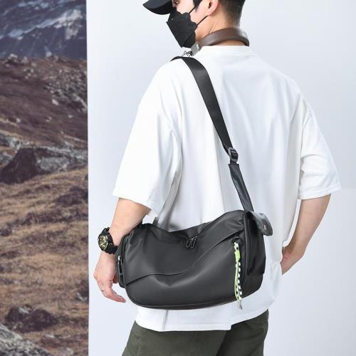 潮流時尚休閑單肩包2025新款上班通勤百搭防水耐用大容量斜挎背包