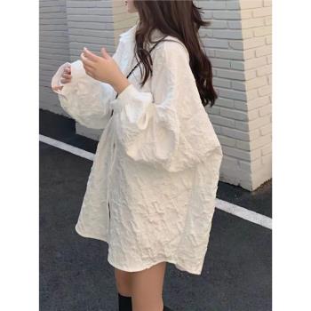大碼胖mm防嗮白色襯衫女春夏浮雕花紋外套法式小眾別致長袖上衣潮