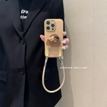 卡其色適用蘋果16promax手機殼iphone13新款三角咖啡小熊支架12手提斜挎繩11女15promax可愛14pro防摔保護套