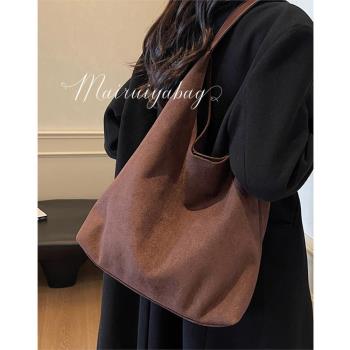 鬆弛感大容量包包女式2024新款秋冬季通勤單肩包麂皮絨托特水桶包