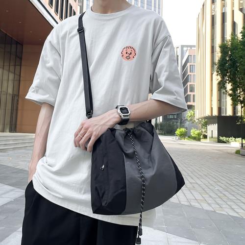 抽繩斜挎包男個性潮流撞色單肩包大容量輕便挎包徒步小斜肩背包女