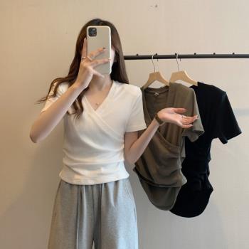 大碼寬松胖mm300斤短款辣妹上衣女夏季設計感小眾交叉v領短袖T恤
