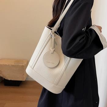 UR簡約復古水桶包女2024新款上班通勤手提包大容量學生上課腋下包