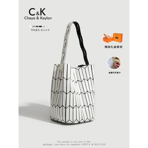 CHEYA & KAYLAN時尚幾何菱格水桶包女2024新款小眾百搭手提腋下包