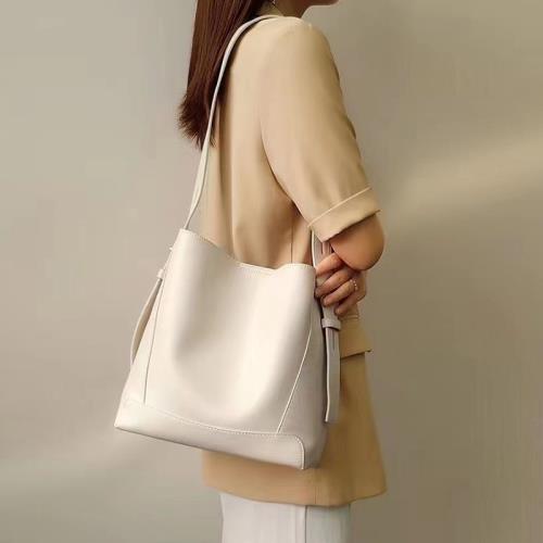 大容量水桶包高級感軟皮百搭單肩休閑通勤腋下包白色托特斜跨包女