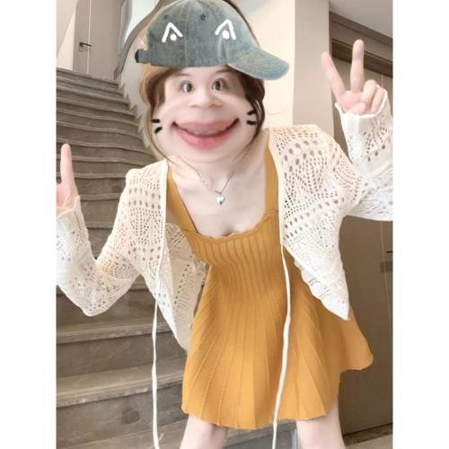 (免運)韓系橘黃色吊帶連衣裙女夏2025新款溫柔風穿搭鏤空白色開衫兩件套