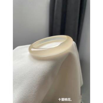 天然馬達加斯加冰種玉髓正圈瑪瑙手鐲女款香檳色荔枝凍冰底白月光