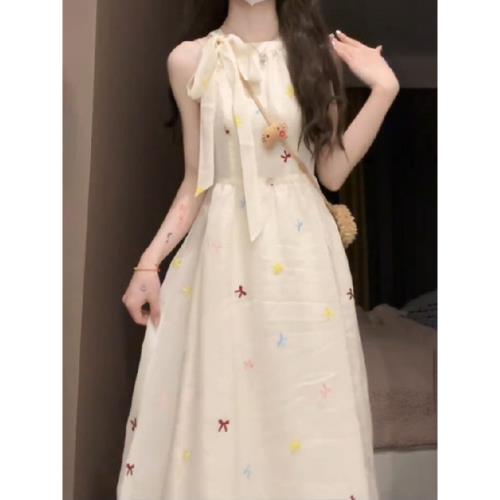 (免運)白色海邊度假碎花連衣裙女早春2026新款法式收腰無袖掛脖吊帶長裙