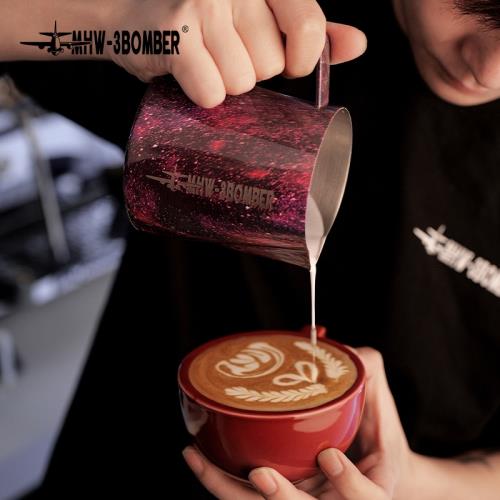 MHW-3BOMBER轟炸機星空拉花缸 專業咖啡打奶缸不銹鋼圓嘴拉花缸杯