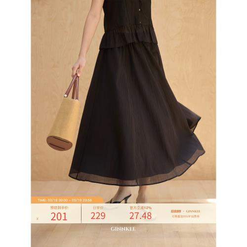 (免運)GINNKEE法式通勤白色半身裙女夏輕薄飄逸肌理皺感拼接a字黑色長裙