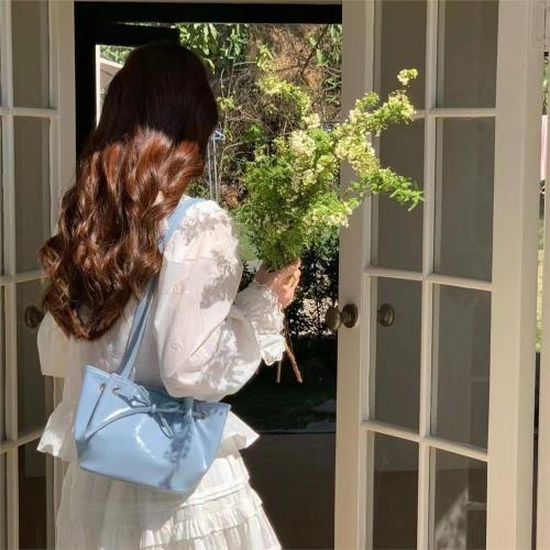 腋下包包女2024新款小眾設計高級感蝴蝶結時尚通勤單肩手提水桶包