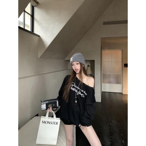 kumikumi辣妹風字母印花柳釘斜肩衛衣女冬季寬松顯瘦黑色露肩上衣