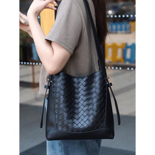 真皮女包2026新款頭層牛皮時尚百搭水桶包大容量包包單肩斜挎包