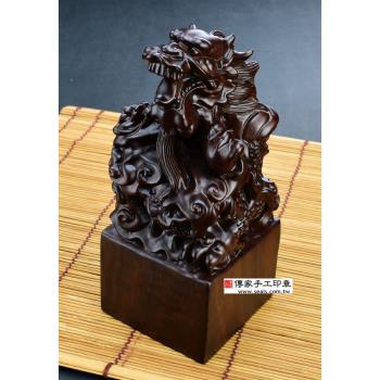 頂級壽山石精雕雙龍吐珠(二)廟章《半手工噴砂》3吋，高約18公分，單章