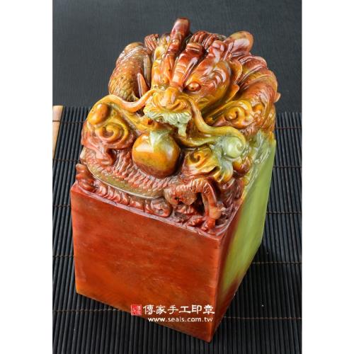 頂級壽山石精雕神龍吐珠(十七)廟章《半手工噴砂》3.4吋，高約20公分