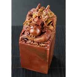 極美品 寿山石 印章 精雕“龙吐珠” 50×50×87mm 頂級壽山石精雕神龍吐珠(十四)廟章《半手工噴砂》3吋，高約21.5公分