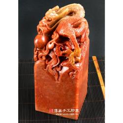 頂級壽山石精雕神龍吐珠(四)廟章《半手工噴砂》3吋，高約23.5公分，單