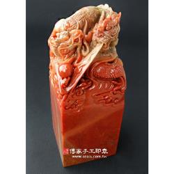 頂級壽山石精雕雙龍吐珠(二)廟章《半手工噴砂》3吋，高約18公分，單章